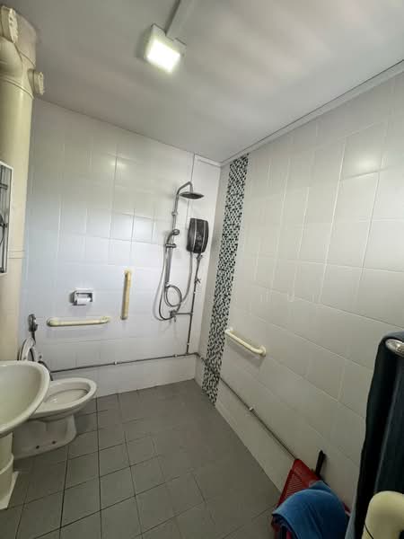 206 Clementi Avenue 6 HDB Flat For Sale at S$ 1,180,000 | PropertyGuru Singapore - Bathroom
