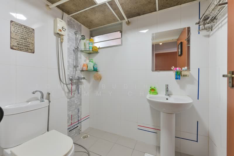 365A Sembawang Crescent HDB Flat For Sale at S$ 690,000 | PropertyGuru Singapore - Bathroom
