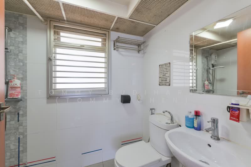 365A Sembawang Crescent HDB Flat For Sale at S$ 690,000 | PropertyGuru Singapore - Bathroom