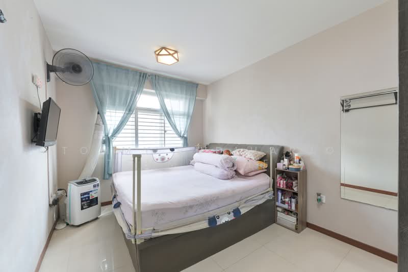 365A Sembawang Crescent HDB Flat For Sale at S$ 690,000 | PropertyGuru Singapore - Bedroom