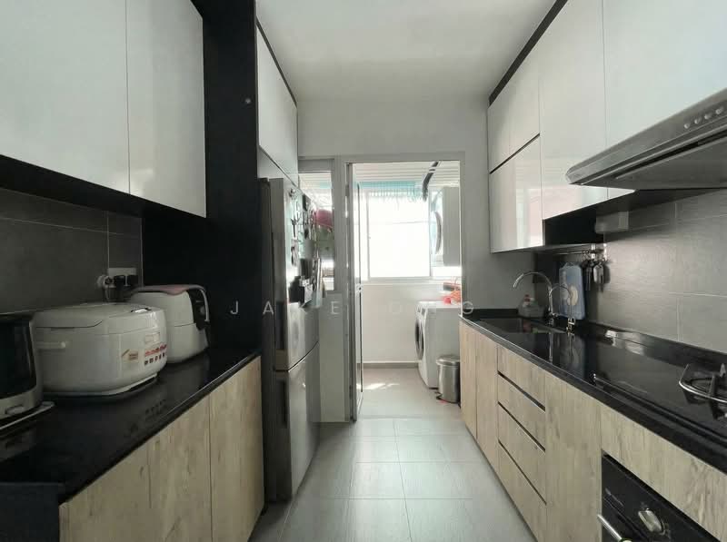 815B Choa Chu Kang Avenue 7 HDB Flat For Sale at S$ 555,000 | PropertyGuru Singapore - Kitchen