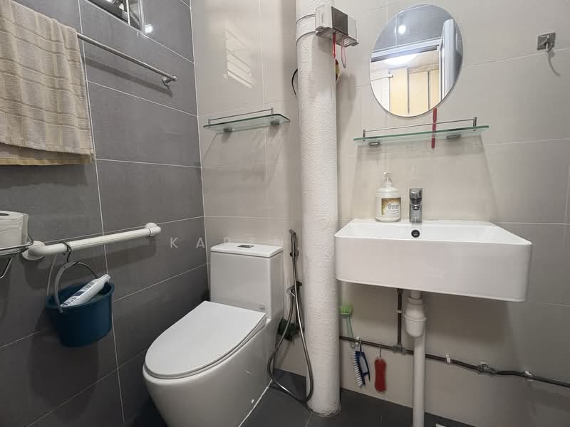 940 Jurong West Street 91, 940 Jurong West Street 91, 3 Bedrooms, 1,119 sqft, HDB Flat For Rent, by Karen Goi, 500086693 - Bathroom - PropertyGuru.com.sg