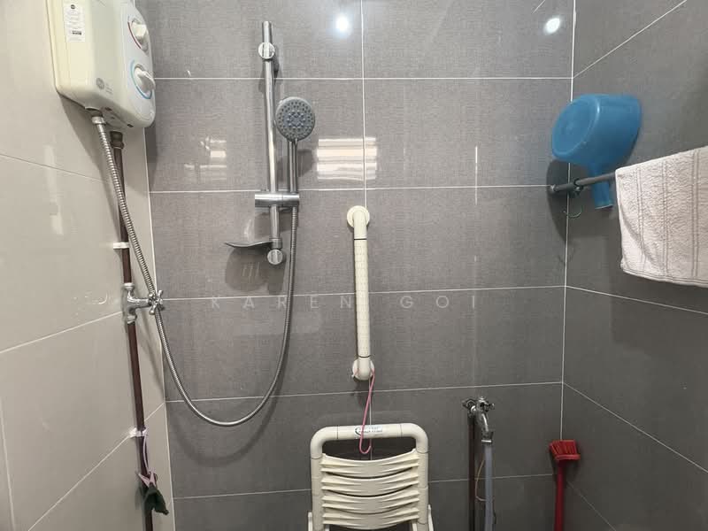 940 Jurong West Street 91, 940 Jurong West Street 91, 3 Bedrooms, 1,119 sqft, HDB Flat For Rent, by Karen Goi, 500086693 - Bathroom - PropertyGuru.com.sg