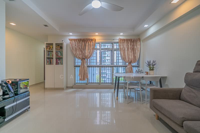 383 Bukit Batok West Avenue 5 HDB Flat For Sale at S$ 599,000 | PropertyGuru Singapore - Living Room