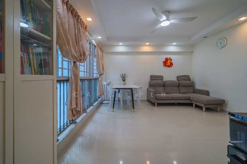 383 Bukit Batok West Avenue 5 HDB Flat For Sale at S$ 599,000 | PropertyGuru Singapore - Living Room