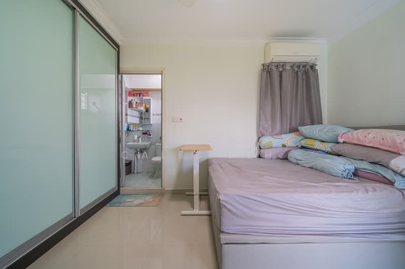 383 Bukit Batok West Avenue 5 HDB Flat For Sale at S$ 599,000 | PropertyGuru Singapore - Master Bedroom