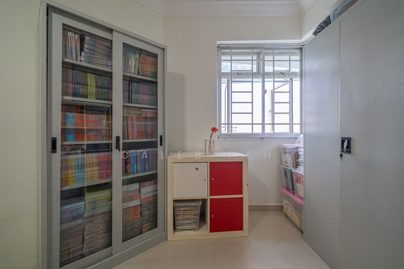 383 Bukit Batok West Avenue 5 HDB Flat For Sale at S$ 599,000 | PropertyGuru Singapore - Common Bedroom 1