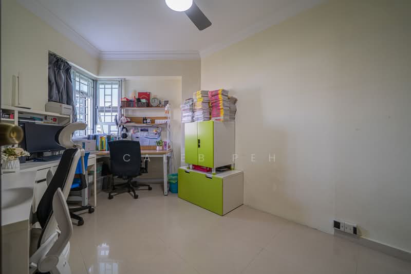 383 Bukit Batok West Avenue 5 HDB Flat For Sale at S$ 599,000 | PropertyGuru Singapore - Common Bedroom 2