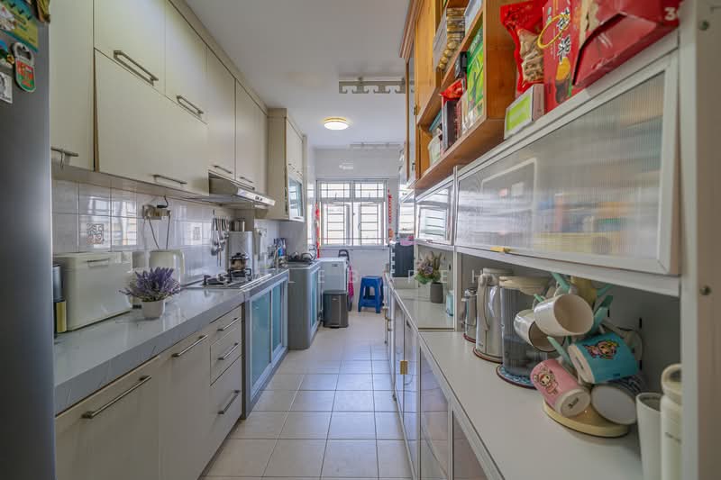 383 Bukit Batok West Avenue 5 HDB Flat For Sale at S$ 599,000 | PropertyGuru Singapore - Kitchen