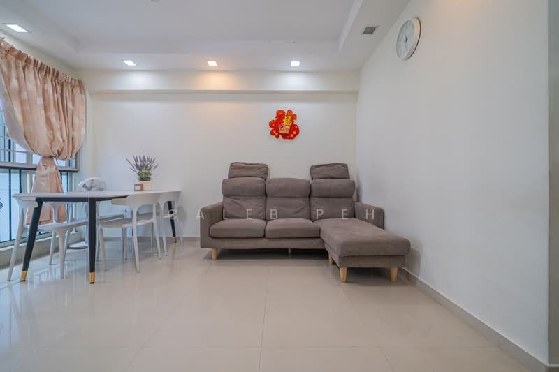 383 Bukit Batok West Avenue 5 HDB Flat For Sale at S$ 599,000 | PropertyGuru Singapore - Living Room