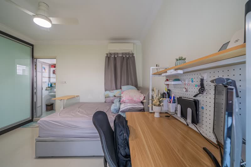 383 Bukit Batok West Avenue 5 HDB Flat For Sale at S$ 599,000 | PropertyGuru Singapore - Master Bedroom