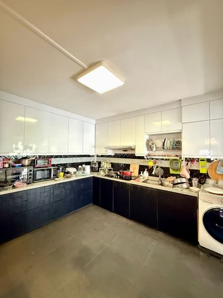 176 Lompang Road HDB Flat For Sale at S$ 950,000 | PropertyGuru Singapore - Kitchen