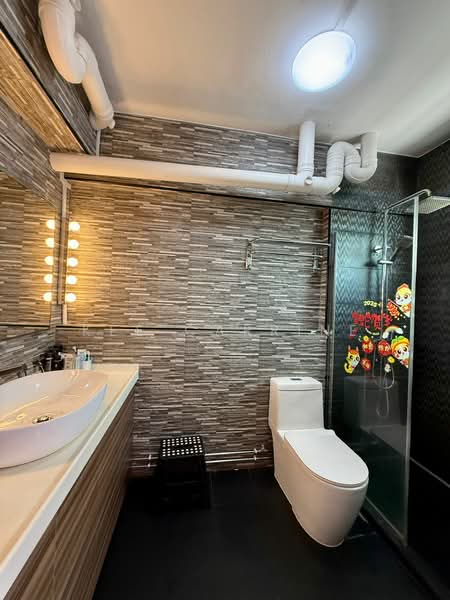 176 Lompang Road HDB Flat For Sale at S$ 950,000 | PropertyGuru Singapore - Bathroom