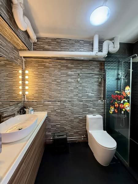 176 Lompang Road HDB Flat For Sale at S$ 950,000 | PropertyGuru Singapore - Bathroom