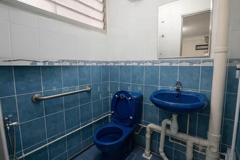 456 Ang Mo Kio Avenue 10 HDB Flat For Sale at S$ 390,000 | PropertyGuru Singapore - Bathroom