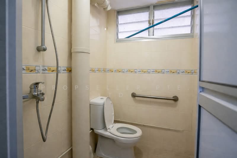 456 Ang Mo Kio Avenue 10 HDB Flat For Sale at S$ 390,000 | PropertyGuru Singapore - Bathroom