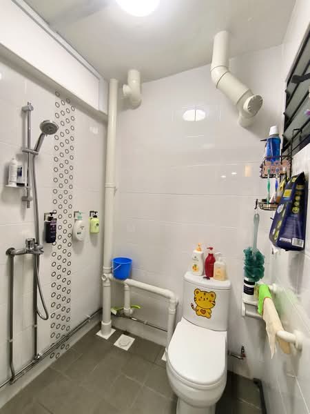 145 Jalan Bukit Merah, 145 Jalan Bukit Merah, 2 Bedrooms, 721 sqft, HDB Flat For Rent, by Jim Tan, 500086773 - Bathroom - PropertyGuru.com.sg