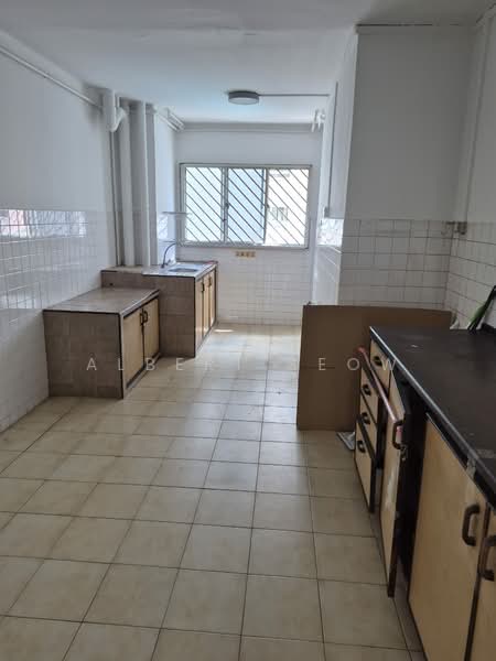 223 Pending Road HDB Flat For Sale at S$ 440,000 | PropertyGuru Singapore - Kitchen