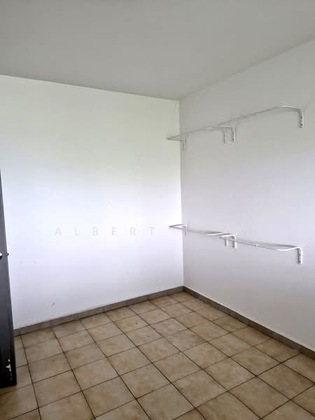 223 Pending Road HDB Flat For Sale at S$ 440,000 | PropertyGuru Singapore - Common Bedroom 