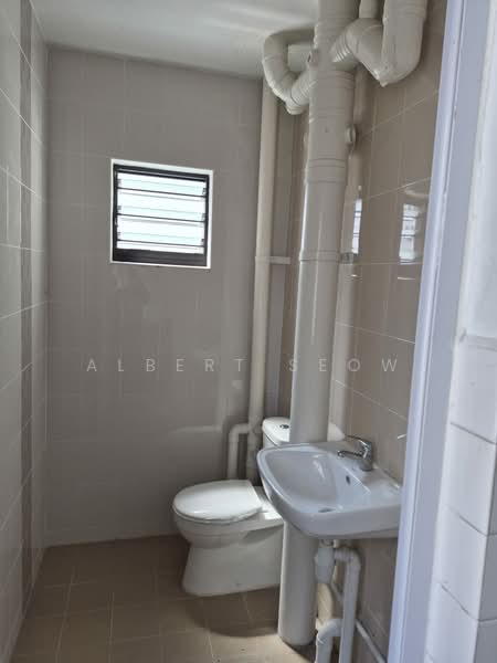 223 Pending Road HDB Flat For Sale at S$ 440,000 | PropertyGuru Singapore - Common Bathroom