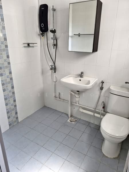 223 Pending Road HDB Flat For Sale at S$ 440,000 | PropertyGuru Singapore - Master Bathroom