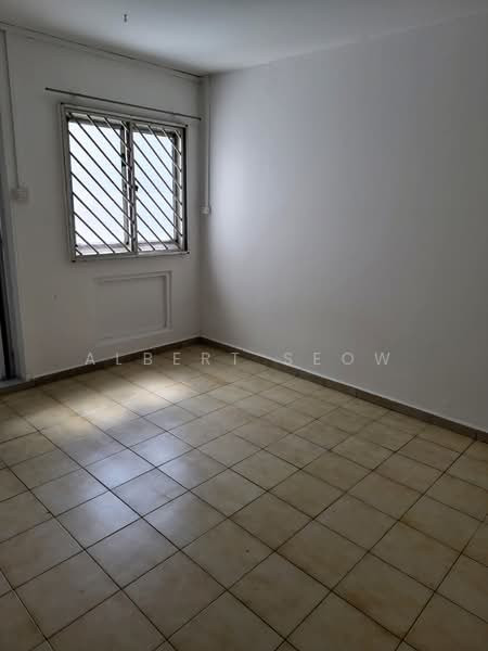 223 Pending Road HDB Flat For Sale at S$ 440,000 | PropertyGuru Singapore - Master Bedroom 