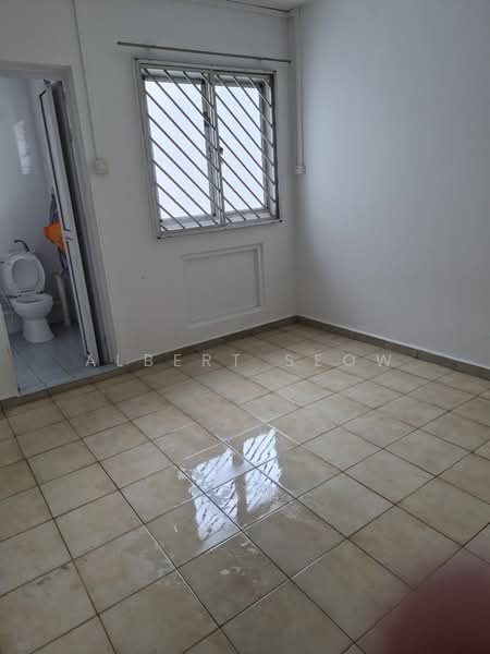 223 Pending Road, 223 Pending Road, 2 Bedrooms, 786 sqft, HDB Flat For Sale, by Albert Seow, 500086786 - Master Bedroom with Attached Bathroom - PropertyGuru.com.sg