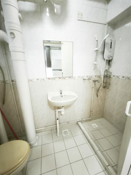 18 Cantonment Close HDB Flat For Sale at S$ 980,000 | PropertyGuru Singapore - Bathroom