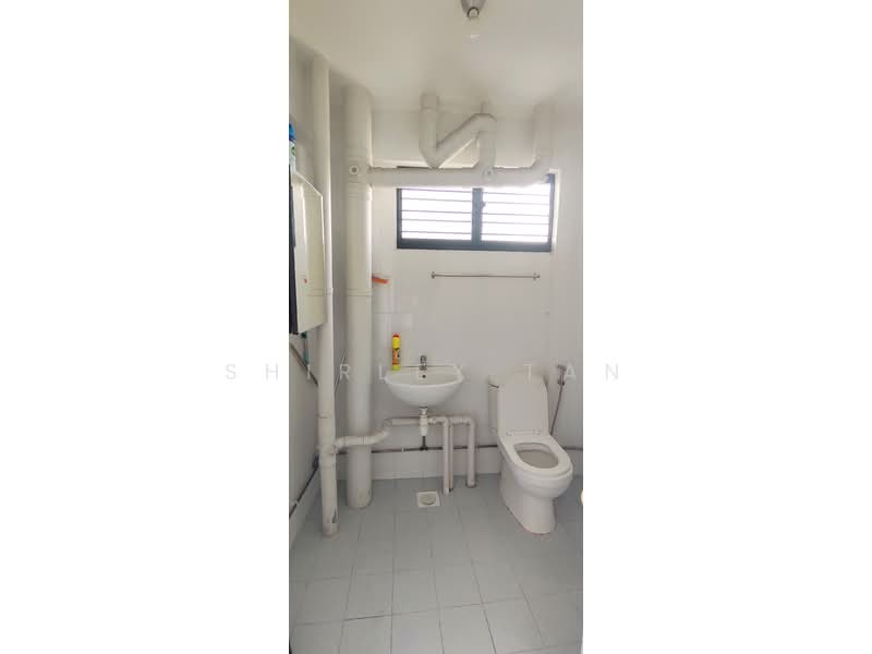 310 Hougang Avenue 5 HDB Flat For Sale at S$ 725,000 | PropertyGuru Singapore - Common Bathroom