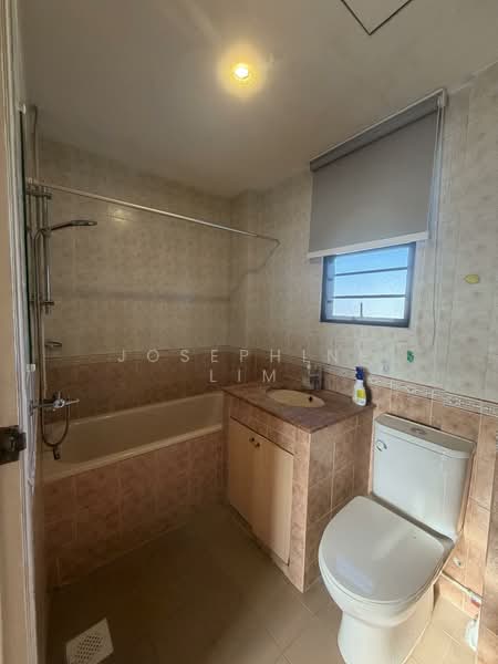 Casa Sarina Condominium For Sale at S$ 1,068,000 | PropertyGuru Singapore - Master Bathroom