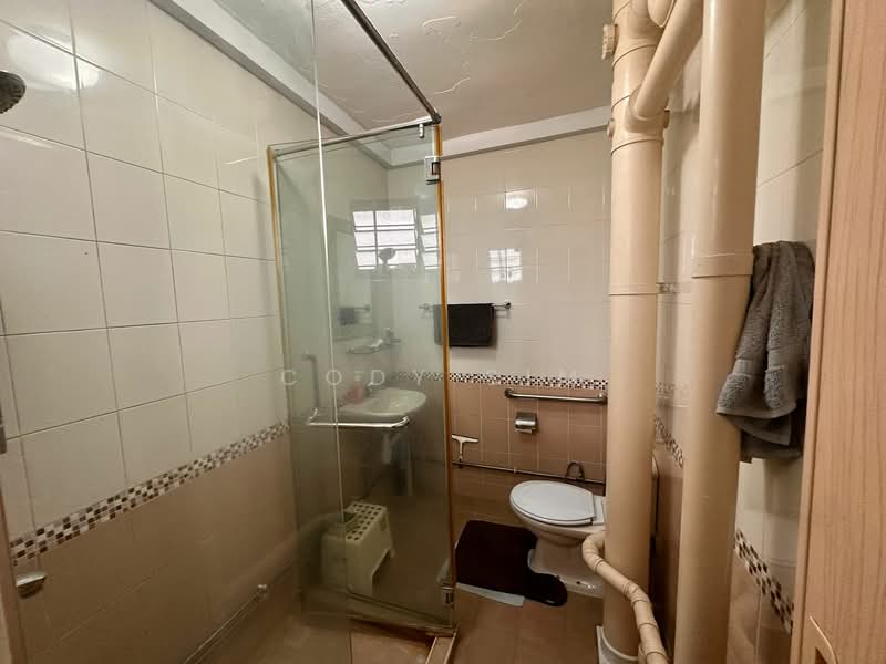 405 Jurong West Street 42 HDB Flat For Sale at S$ 830,000 | PropertyGuru Singapore - Bathroom