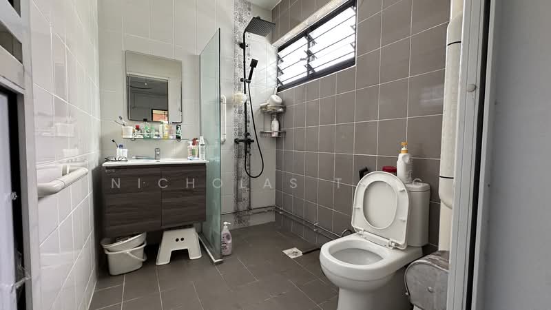277 Tampines Street 22 HDB Flat For Sale at S$ 630,000 | PropertyGuru Singapore - Bathroom