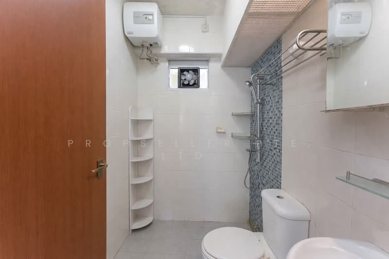 211C Punggol Walk HDB Flat For Sale at S$ 650,000 | PropertyGuru Singapore - Bathroom