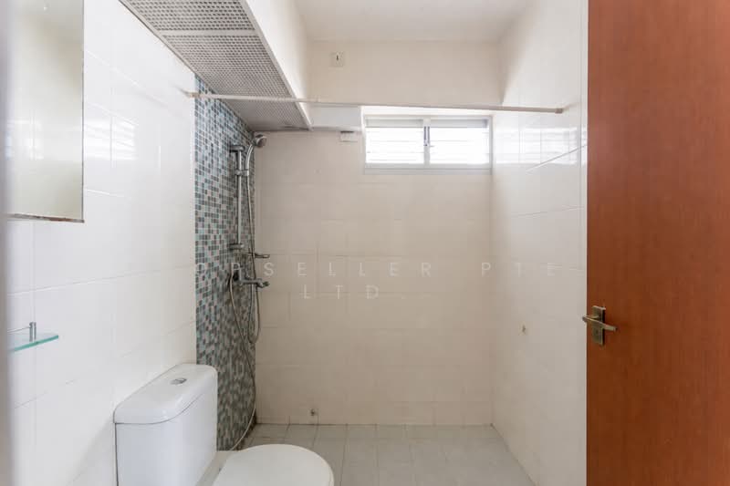 211C Punggol Walk HDB Flat For Sale at S$ 650,000 | PropertyGuru Singapore - Bathroom