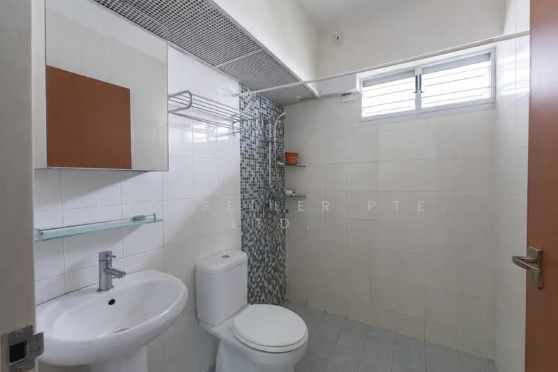211C Punggol Walk HDB Flat For Sale at S$ 650,000 | PropertyGuru Singapore - Bathroom