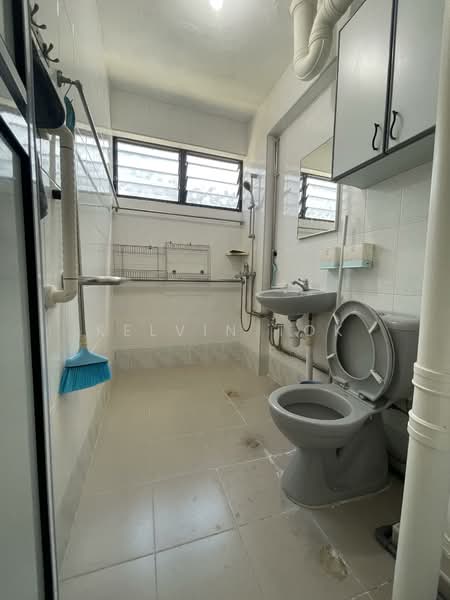 342 Clementi Avenue 5, 342 Clementi Avenue 5, Room Rental, 110 sqft, HDB Flat For Rent, by Kelvin Tok, 500086942 - Bathroom - PropertyGuru.com.sg