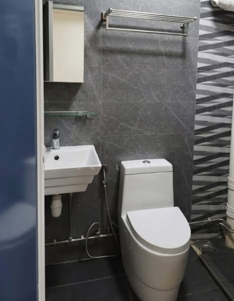 669C Jurong West Street 64 HDB Flat For Sale at S$ 770,000 | PropertyGuru Singapore - Bathroom