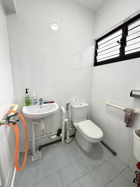 314 Serangoon Avenue 2 HDB Flat For Sale at S$ 558,000 | PropertyGuru Singapore - Bathroom