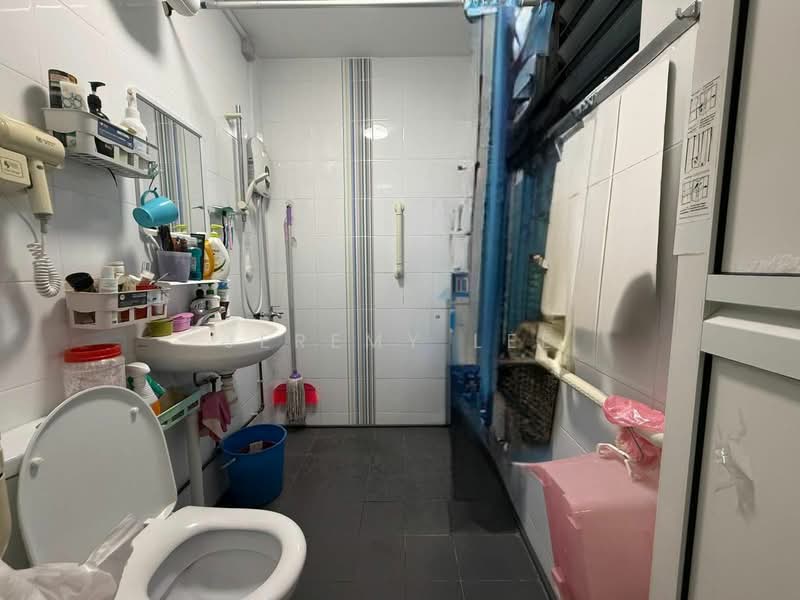 516 Hougang Avenue 10 HDB Flat For Sale at S$ 698,000 | PropertyGuru Singapore - Bathroom