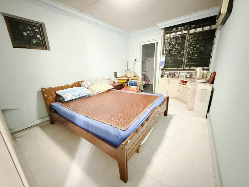 516 Hougang Avenue 10 HDB Flat For Sale at S$ 698,000 | PropertyGuru Singapore - Bedroom