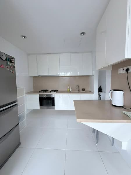 Belmond Green Condominium For Sale at S$ 2,820,000 | PropertyGuru Singapore - Kitchen