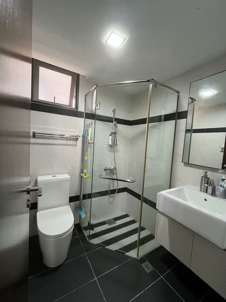 Symphony Suites, 1 Yishun Close, 2 Bedrooms, 689 sqft, Condominium For Rent, by Erica Tan, 500087010 - Bathroom - PropertyGuru.com.sg