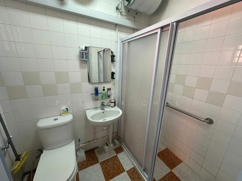 484A Choa Chu Kang Avenue 5 HDB Flat For Sale at S$ 530,000 | PropertyGuru Singapore - Bathroom