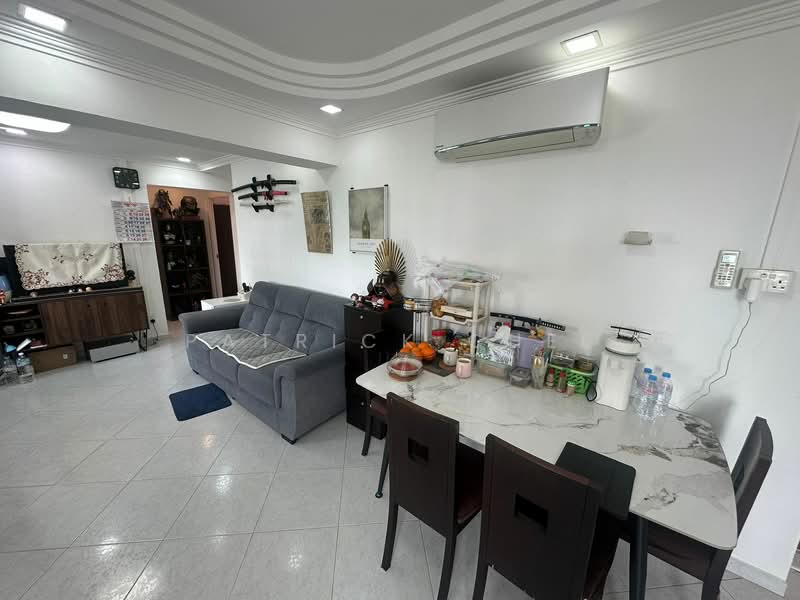 484A Choa Chu Kang Avenue 5 HDB Flat For Sale at S$ 530,000 | PropertyGuru Singapore - Living Room