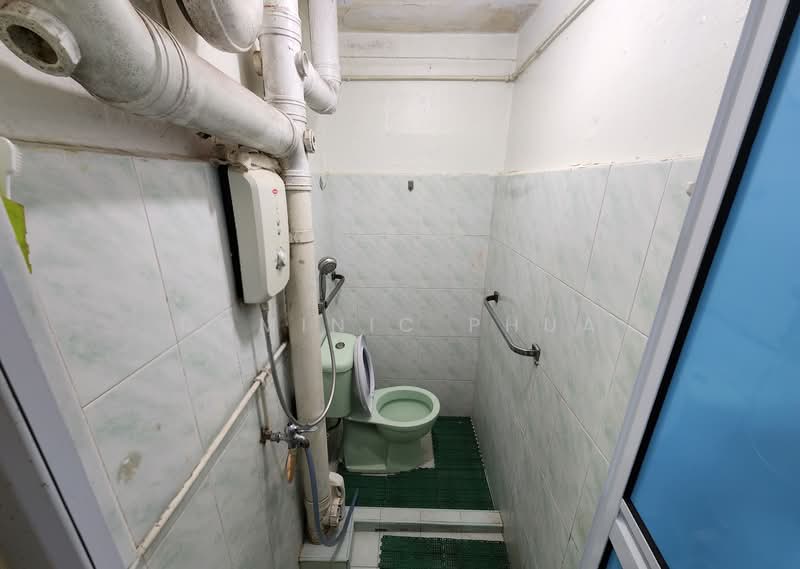 24 Balam Road HDB Flat For Sale at S$ 349,999 | PropertyGuru Singapore - Bathroom