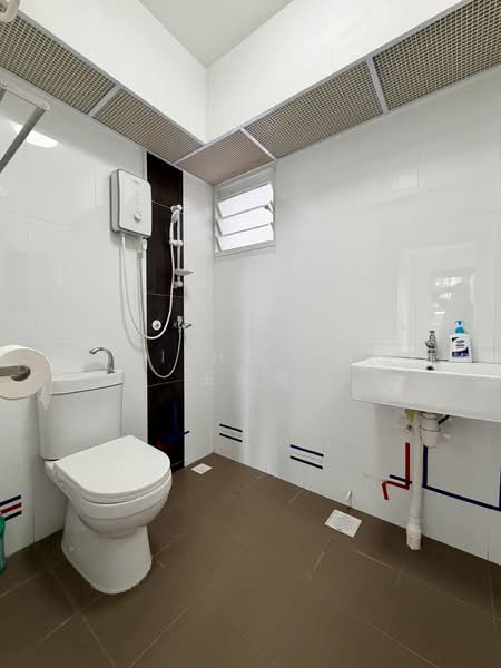 40A Margaret Drive HDB Flat For Sale at S$ 818,000 | PropertyGuru Singapore - Bathroom