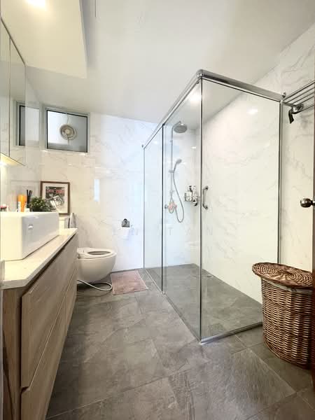 Northoaks Condominium For Sale at S$ 2,000,000 | PropertyGuru Singapore - Junior master Bathroom