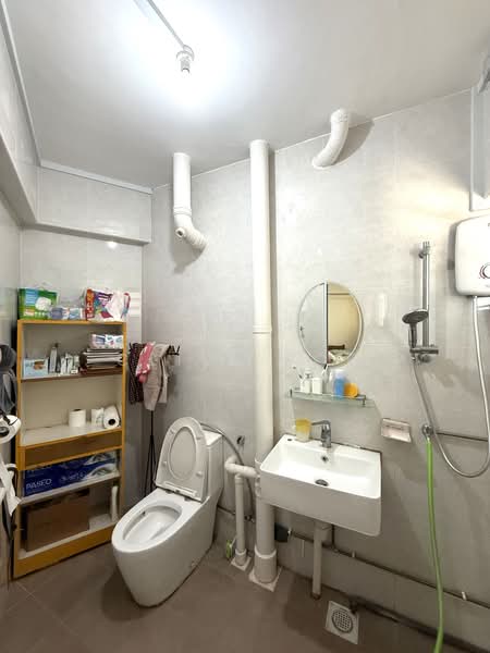 4 Joo Chiat Road HDB Flat For Sale at S$ 650,000 | PropertyGuru Singapore - Master Bathroom