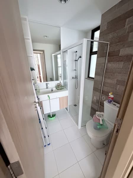 Varsity Park Condominium Condominium For Sale at S$ 3,000,000 | PropertyGuru Singapore - Bathroom