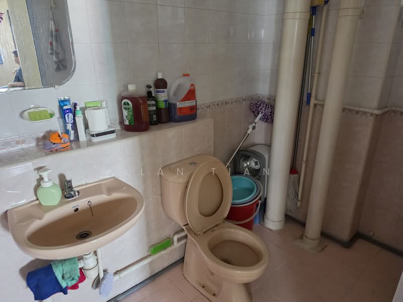 657B Jurong West Street 65 HDB Flat For Sale at S$ 600,000 | PropertyGuru Singapore - Bathroom